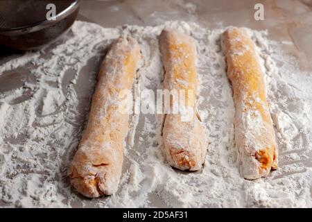 Gnocchi di zucca freschi. Primo piano. Cibo fatto in casa. Arancione Foto Stock