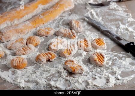 Gnocchi di zucca freschi. Primo piano. Cibo fatto in casa. Arancione Foto Stock