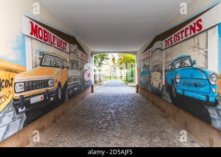 Graffiti delle automobili della Germania orientale Trabant e Wartburg, Calau, Oberspreewald o Foresta di Sprea superiore, Brandeburgo, Germania orientale, Europa Foto Stock