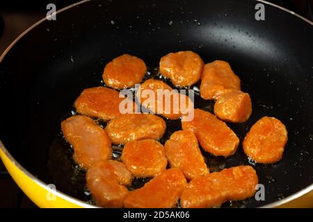 Gnocchi di zucca freschi. Primo piano. Cibo fatto in casa. Arancione Foto Stock