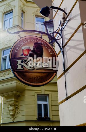 Simbolo di commercio della birra di casa, Karlovy Vary, Repubblica Ceca. Marchio Vekopovicky Kozel simbolo, bar Foto Stock