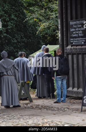 frati francescani, entrando nei terreni delle rovine dell'abbazia di walsingham, walsingham, norfolk, inghilterra, regno unito Foto Stock