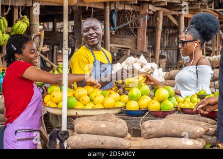 Scena di un mercato africano locale Foto Stock