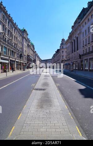 Una Regent Street quasi completamente vuota durante il blocco del 2020. Il centro di Londra, di solito animato, assomigliava a una città fantasma poiché i negozi e le aziende erano chiusi durante la pandemia del coronavirus. Foto Stock