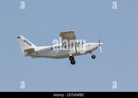 Velivolo leggero a motore singolo subito dopo il decollo. Aeroporto di Wolverhampton Halfpenny Green. South Staffordshire. REGNO UNITO Foto Stock