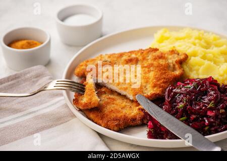 Tritare le cotolette di maiale, servite con purè di patate e insalata di barbabietole. Foto Stock