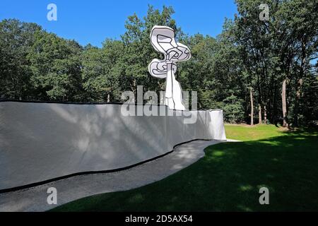 Passeggiata in cemento scultura Jardin d'émail dell'artista francese Jean Dubuffet nel Museo Kröller Müller. Foto Stock