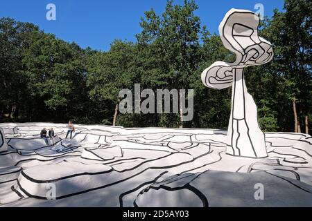 Passeggiata in cemento scultura Jardin d'émail dell'artista francese Jean Dubuffet nel Museo Kröller Müller. Foto Stock