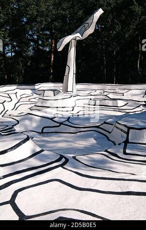 Passeggiata in cemento scultura Jardin d'émail dell'artista francese Jean Dubuffet nel Museo Kröller Müller. Foto Stock