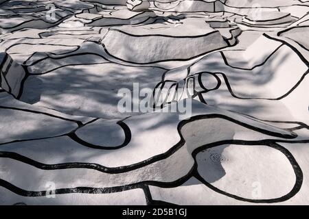 Passeggiata in cemento scultura Jardin d'émail dell'artista francese Jean Dubuffet nel Museo Kröller Müller. Foto Stock