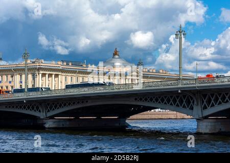 San Pietroburgo, Blagoveshchensk ponte sul fiume Neva, il paesaggio caratteristico di San Pietroburgo Foto Stock