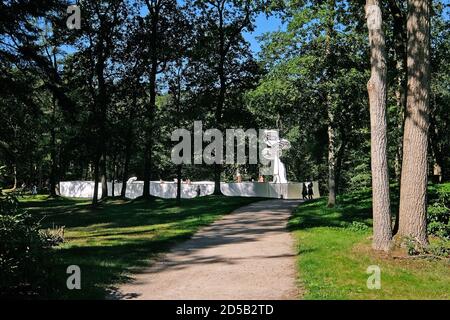 Passeggiata in cemento scultura Jardin d'émail dell'artista francese Jean Dubuffet nel Museo Kröller Müller. Foto Stock