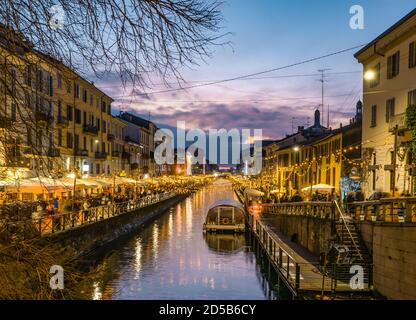 Quartiere Navigli al tramonto decorato con luci di Natale.Milano,Lombardia,Italia Foto Stock