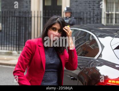 Londra, Regno Unito. 13 ottobre 2020. Suella Braverman, Procuratore Generale, arriva per la riunione del Gabinetto. Credit: Mark Thomas/Alamy Live News Foto Stock