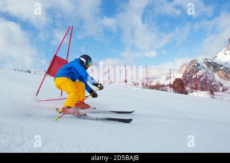 GS Giant Slalom sci alpino sci alpino discesa con cancelli sport allenamento invernale al col Gallina Cortina d'Ampezzo Dolomiti Foto Stock