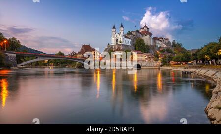 Aarburg, Svizzera. Immagine panoramica del paesaggio urbano della bellissima città di Aarburg con il riflesso della città nel fiume Aare al tramonto. Foto Stock