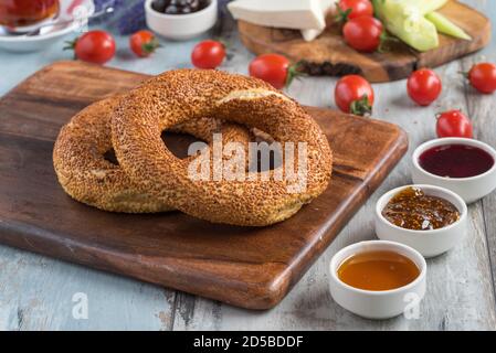 Bagel turchi e tè turco nero su tavolo di legno. Foto Stock