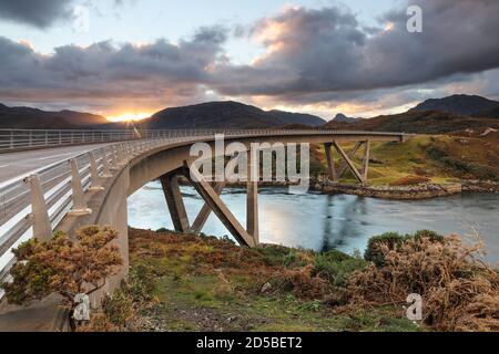 Il ponte Kylesku sulla costa settentrionale 500 percorso turistico che attraversa il lago marino di Caolas Cumhann, Sutherland, NW Highlands della Scozia, Regno Unito Foto Stock