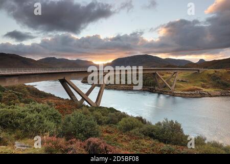 Il ponte Kylesku sulla costa settentrionale 500 percorso turistico che attraversa il lago marino di Caolas Cumhann, Sutherland, NW Highlands della Scozia, Regno Unito Foto Stock