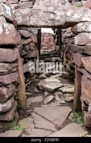 L'ingresso ai resti di Clachtold Broch (un Dun) che è sotto minaccia di erosione costiera e danni tempesta, West Coast di Assynt, NW Highland Foto Stock