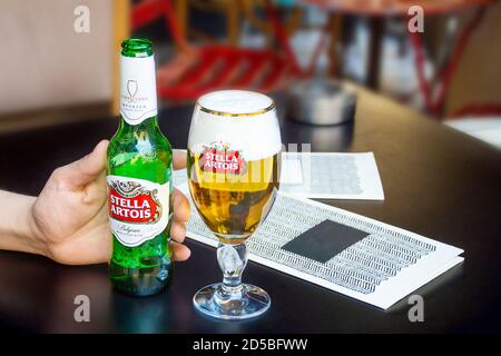 Mans mano con una bottiglia di birra Stella Artois, Madrid, Spagna, 05.05.2019 Foto Stock