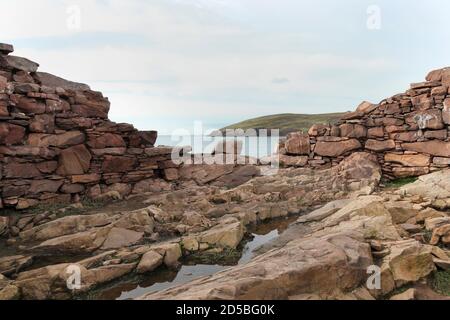 L'interno di Clachtold Broch (an Dun) che è sotto minaccia di erosione costiera e danni tempesta, West Coast of Assynt, NW Highlands della Scozia, Foto Stock