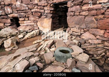 L'interno di Clachtold Broch (an Dun) che è sotto minaccia di erosione costiera e danni tempesta, West Coast of Assynt, NW Highlands della Scozia, Foto Stock