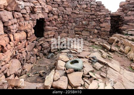 L'interno di Clachtold Broch (an Dun) che è sotto minaccia di erosione costiera e danni tempesta, West Coast of Assynt, NW Highlands della Scozia, Foto Stock