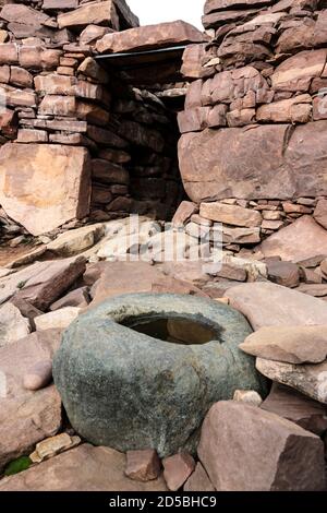 La pietra di Koking nell'interno del Broch di Clachtold (un Dun) che è sotto minaccia da erosione costiera e danni di tempesta, Costa occidentale di Assynt, NW Highl Foto Stock