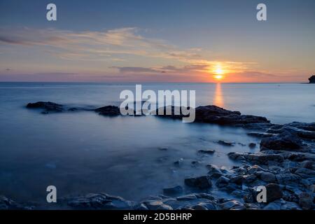 Mare Adriatico - umore serale con tramonto a est Costa vicino Rovigno Foto Stock