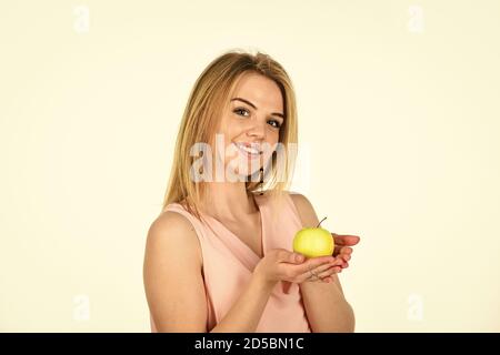 questo è per me. cibo sano. pieno di vitamina. cibo naturale e biologico. buono per la salute dei denti. ragazza sorridente con mela isolata su bianco. idea di dieta. frutta vietata. donna felice tenere mela. Foto Stock