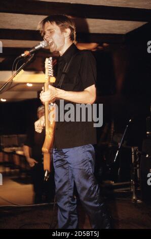 Matt Bellamy della band Muse, eseguendo in TJ's a Newport, Galles, 4 settembre 1999 Foto Stock