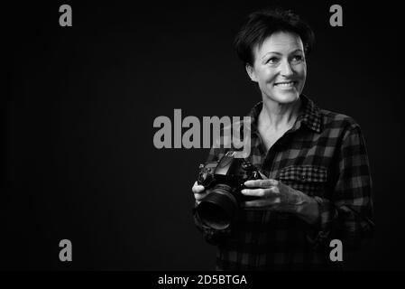 Ritratto di felice matura bella donna con capelli corti Foto Stock
