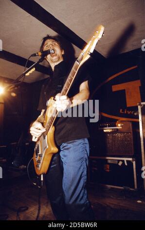 Matt Bellamy della band Muse, eseguendo in TJ's a Newport, Galles, 4 settembre 1999 Foto Stock