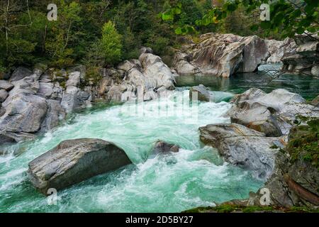 Diga del fiume Verzasca Svizzera - Fiume Verde Foto Stock