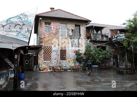 Visita turistica di Metelkova Mesto a Lubiana in una giornata bagnata Foto Stock