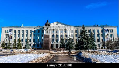 Monumento a Vladimir Lenin di fronte all'Università Statale di Pskov. Pskov, Russia Foto Stock