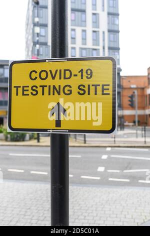 Cartello del sito di test di Covid Walkthrough per un nuovo sito di test situato a Southampton O2 Guildhall hampshire Inghilterra. Foto Stock