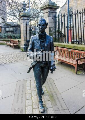 Una statua del poeta scozzese Robert Fergusson situata all'esterno di Canongate Kirk lungo il Royal Mile. Edimburgo, Scozia Foto Stock