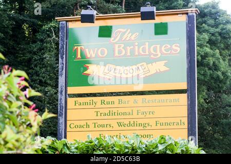 Edimburgo, Scozia. L'insegna Two Bridges Inn nel quartiere di South Queensferry-Dalmeny vicino al Firth of Forth Foto Stock