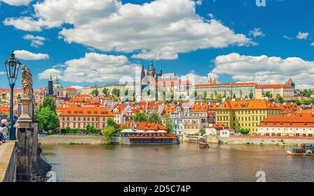 Panorama del centro storico della città di Praga con il Castello di Praga, la Cattedrale di San Vito nel quartiere Hradcany, vista dal Ponte Carlo Karluv la maggior parte attraverso il fiume Moldava. Blu cielo bianco nuvole, Repubblica Ceca Foto Stock