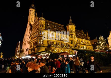 19 Dic 2015: Rottenburg ob der Tauber. Mercatino di Natale, municipio (Weihnachtsmarkt, Rathaus). Baden-Wurttemberg, Germania Foto Stock