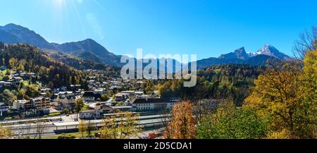 Vista sulla montagna di Watzmann, Alpi montagne in Berchtesgarden dal lago Konigssee (Koenigssee, Konigsee) in autunno. Baviera, Baviera, Germania Foto Stock