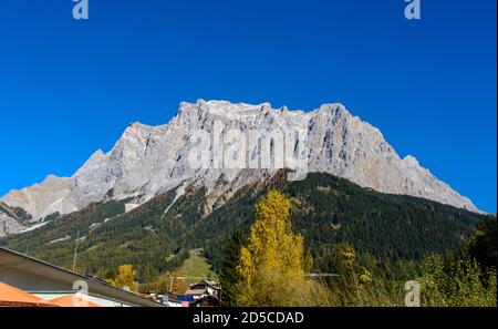 Zugspitze alp montagna tedesca più alta in autunno (Baviera, Germania). Vista da Ehrwald, Tirolo, Austria Foto Stock