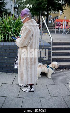 Una donna elegante con il suo cane a Brighton Foto Stock