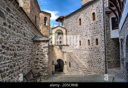 Mura di pietra e campana del monastero di San Jovan Bigorski in Macedonia. Il monastero fu costruito nel 11 ° secolo e distrutto poche volte, poi restaurato. Foto Stock