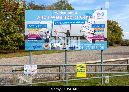 Alton Water Reservoir Lake, Suffolk, Inghilterra, UK cartello di benvenuto per l'Alton Watersports Center Foto Stock