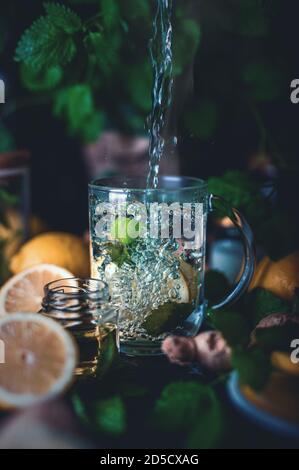 Tè al limone caldo appena preparato in una giornata fredda Foto Stock