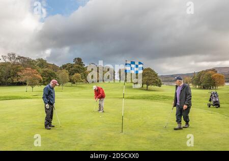 Kenmare, Kerry, Irlanda. 13 ottobre 2020. Pensionato, Tim o' Leary mettendo sul 15 ° verde guardato dai suoi amici Paul Paddy o' Sullivan e Christy Lovett durante il loro turno settimanale di golf al Kenmare Golf Club, Co. Kerry. - credito; David Creedon / Alamy Live News Foto Stock