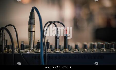 Dietro la scena. Tecnico del suono, ingegnere elettrico che regola il backstage degli elementi sonori. Quadro comandi audio. Console di mixaggio audio Foto Stock